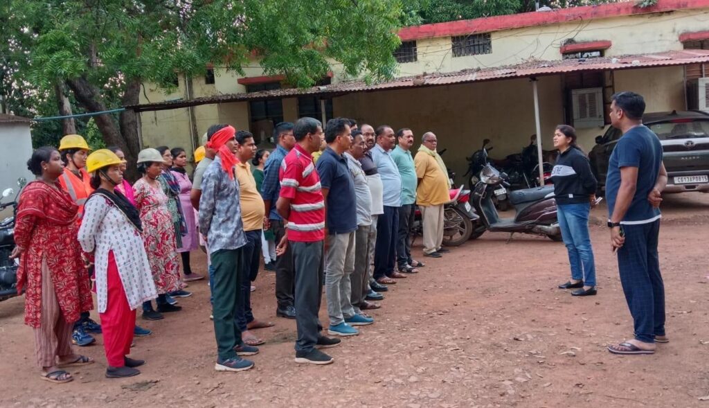 Crime news : सफाई कर्मी बनकर पुलिस ने मारी रेड, 3 लाख की अवैध शराब का जखीरा पकड़ा, 8 आरोपी को भी धर दबोचा