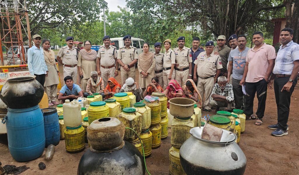 Crime news : सफाई कर्मी बनकर पुलिस ने मारी रेड, 3 लाख की अवैध शराब का जखीरा पकड़ा, 8 आरोपी को भी धर दबोचा