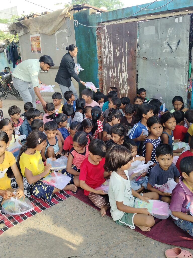 Good News : जब सीमा दीदी ने बांटी 99 जरूरतमंद बच्चों को स्टेशनरी की सामग्री, इन बच्चों के खिले चेहरे, कहा - रोजाना करेंगे पढ़ाई...