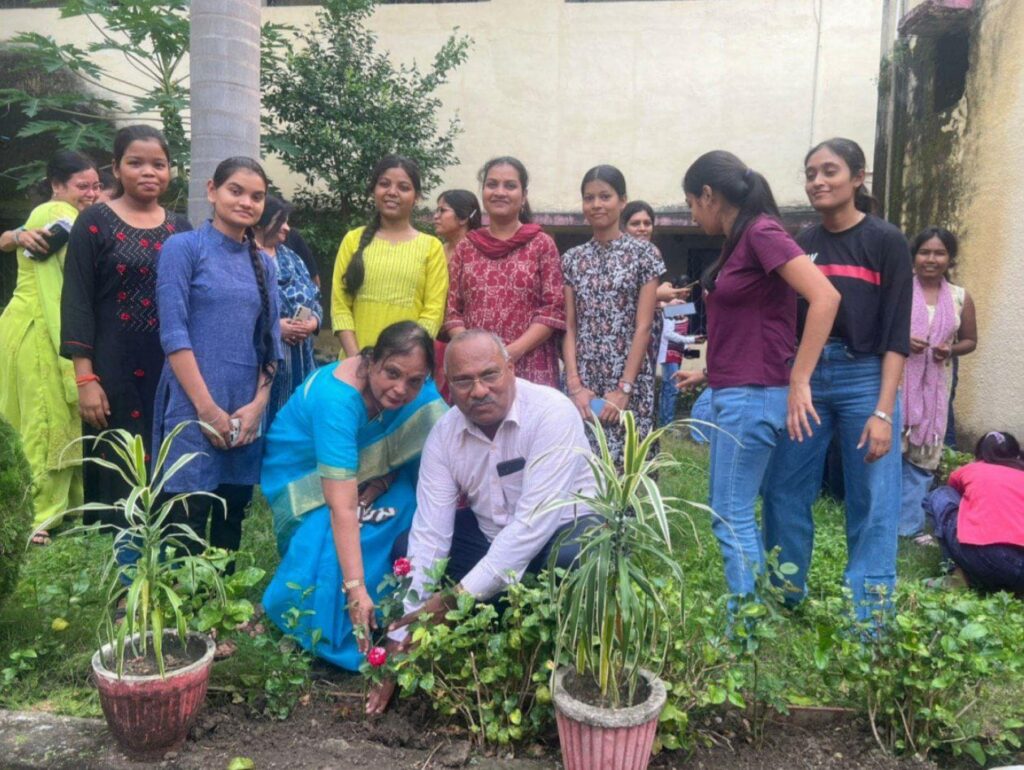 गुरुजनों के सम्मान में छात्राओं ने हरियाली का संदेश दिया, एक वृक्ष गुरु के नाम थीम पर 80 पौधों का रोपण