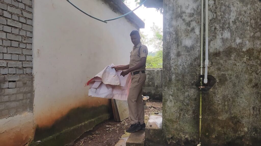 BJP Protest : बवाल - सीपत थाने के शौचालय में पीएम और CM पोस्टर से बनाया दरवाजा, भाजपाइयों ने जमकर मचाया हंगामा