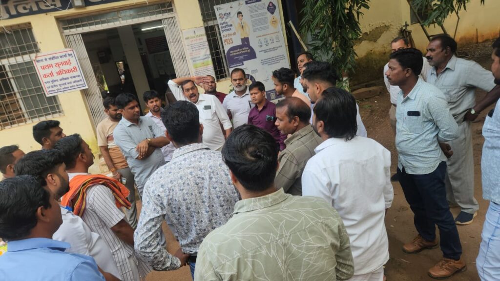 BJP Protest : बवाल - सीपत थाने के शौचालय में पीएम और CM पोस्टर से बनाया दरवाजा, भाजपाइयों ने जमकर मचाया हंगामा