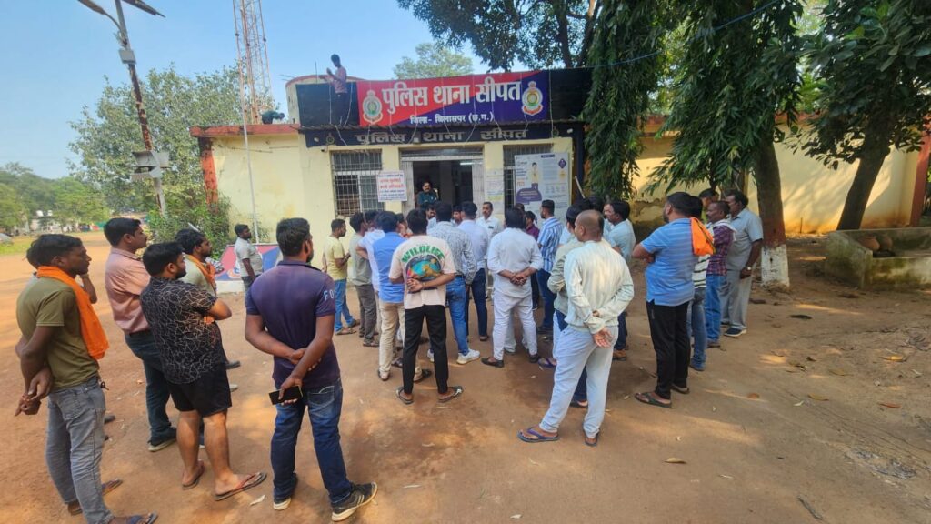 BJP Protest : बवाल - सीपत थाने के शौचालय में पीएम और CM पोस्टर से बनाया दरवाजा, भाजपाइयों ने जमकर मचाया हंगामा