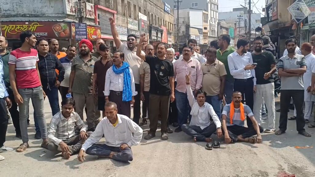 जागो जागो शहरवासी... आपके आसपास और शहर की कई रोड खराब है... क्या नेताओं और प्रशासन के पास इसका जवाब है ?