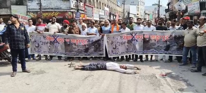 जागो जागो शहरवासी... आपके आसपास और शहर की कई रोड खराब है... क्या नेताओं और प्रशासन के पास इसका जवाब है ?